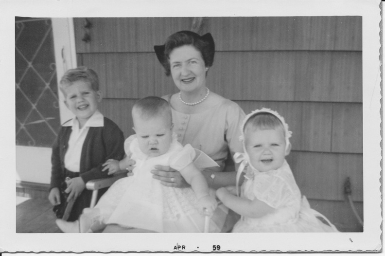 RobertaFamilyApr1959_cr.jpg